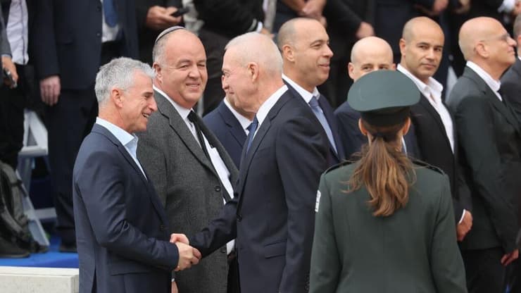 גלנט עם ראש המוסד ברנע (צילום: מוטי קמחי) טקס חילופי שרים במשרד הביטחון