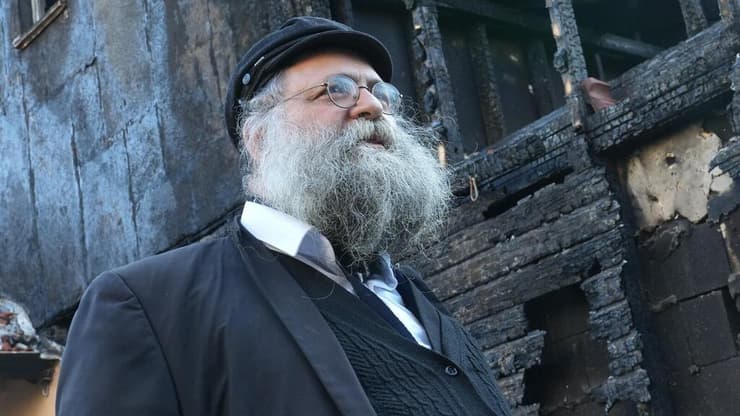 דוד חורי על חורבות ביתו שנשרף בצפת