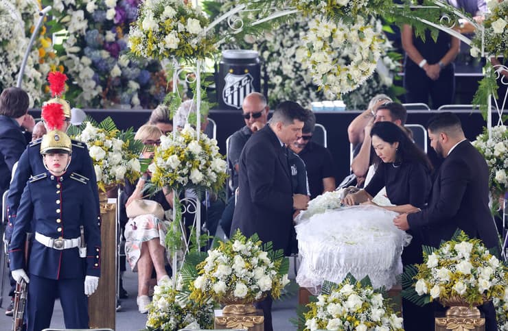 משפחתו של פלה לצד גופתו בתוך הארון בטקס האשכבה