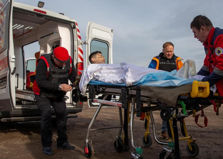 אוקראינה ירוסלב בן ה-13 מפונה אחרי שנפצע בהתקפה רוסית על מיקולאייב