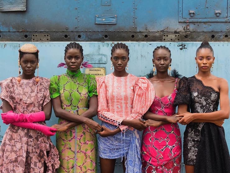 דוגמניות אוחזות ידיים , לגוס, ניגריה, 2019. מתוך התערוכה African Fashion