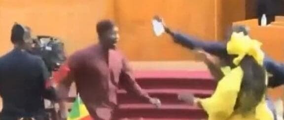 קטטה ב פרלמנט ב סנגל מאסר לחברי אופוזיציה שתקפו חברת קונגרס בהריון