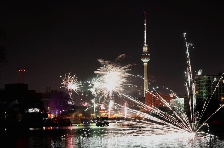 גרמניה מופעי זיקוקים חגיגות השנה החדשה ב ברלין