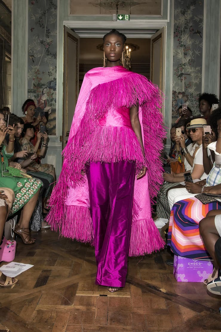 אימן אייסי, קולקציית Mbeuk Idourrou. פריז, צרפת, סתיו-חורף 2019. מתוך התערוכה African Fashion