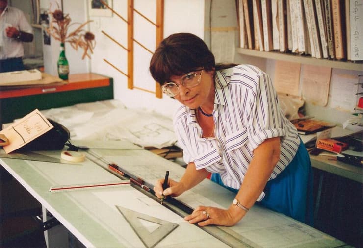ארנונה אקסלרוד במשרדי המחלקה לתכנון של התנועה הקיבוצית בשנות ה-80