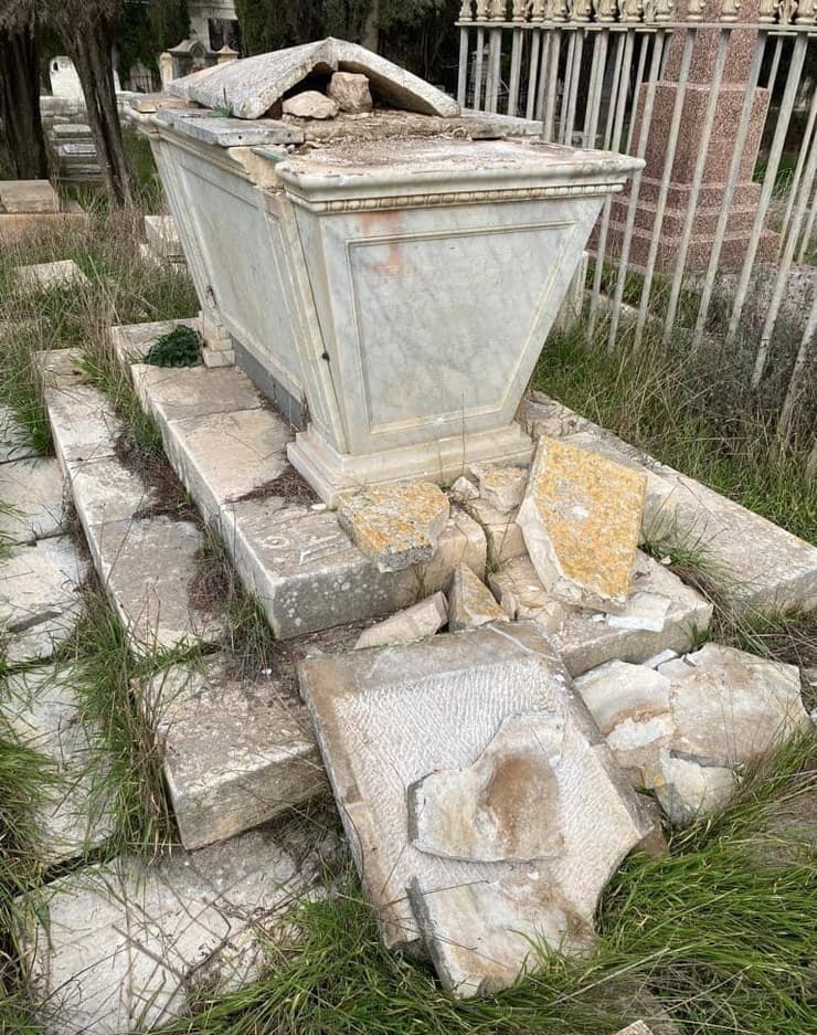 קברים שהשחטו בבית עלמין נוצרי בהר ציון