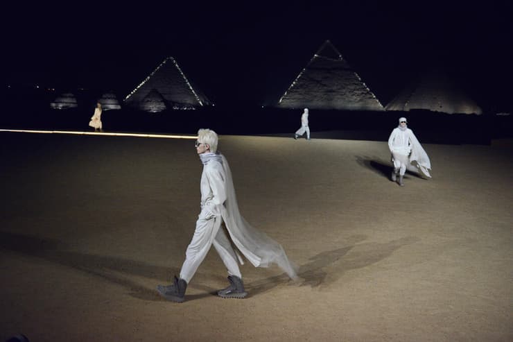 תצוגת סתיו 2023 של דיור גברים על רקע הפירמידות של גיזה במצרים