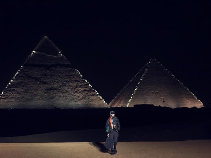 תצוגת סתיו 2023 של דיור גברים על רקע הפירמידות של גיזה במצרים