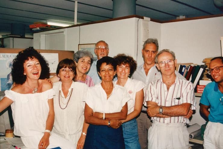 ארנונה (שנייה משמאל) וחבריה לעבודה במחלקה לתכנון של התנועה הקיבוצית בשנות ה-80