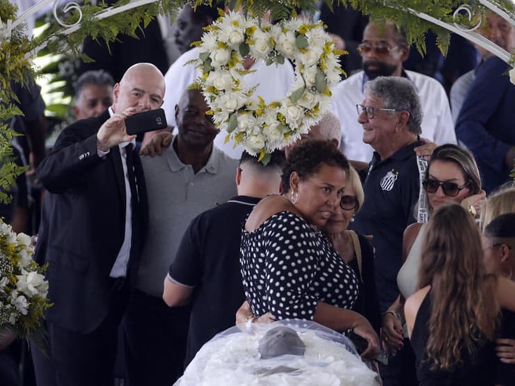 ג'אני אינפנטינו נשיא פיפ"א עושה סלפי בלוויה של פלה