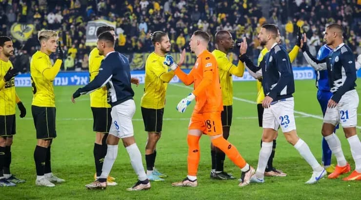 שחקני בית"ר ירושלים ועירוני טבריה בפתיחה