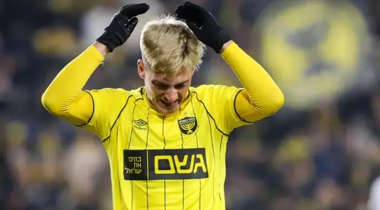 איאון ניקולסקו תופס את הראש