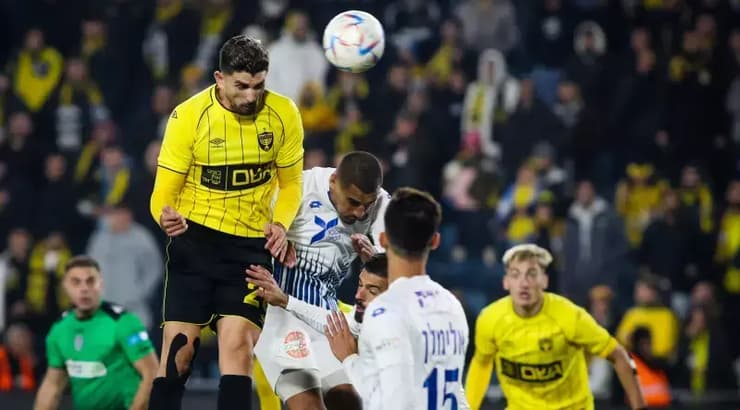 אורי דהן נוגח