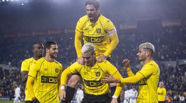 שחקני בית"ר ירושלים חוגגים