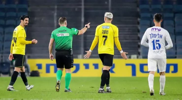 שלום בן אברהם מצביע על הפנדל