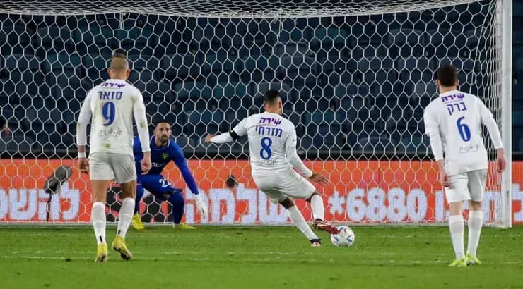 אופיר מזרחי בועט