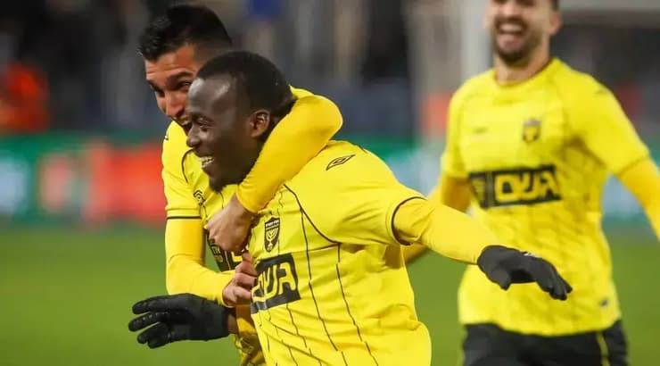 טרזי תומא חוגג אחרי הפנדל