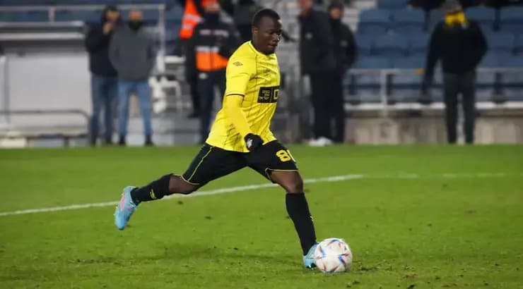 טרזי תומא בועט