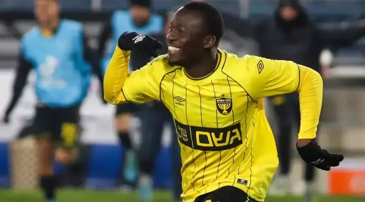 טרזי תומא חוגג