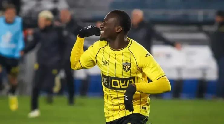 טרזי תומא חוגג