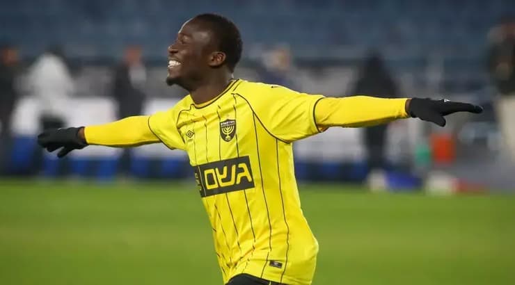 טרזי תומא חוגג