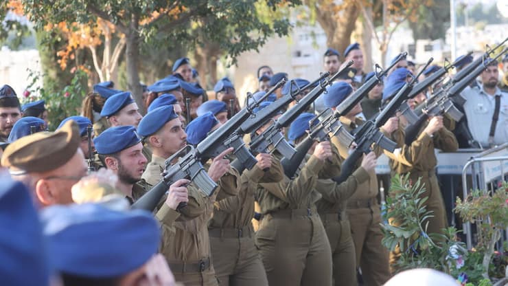 הלוויה צבאית בבית העלמין סגולה (צילום: יריב כץ) הלווייתו של רב-טוראי ברוך כברתה