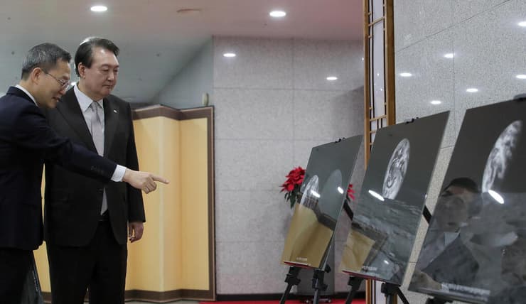 נשיא דרום קוריאה צופה בתמונות