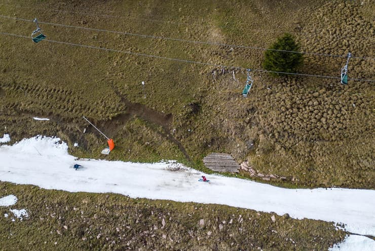 גולשים על שלג מלאכותי שהוצב בעיירה לזאן שבאלפים, שווייץ  