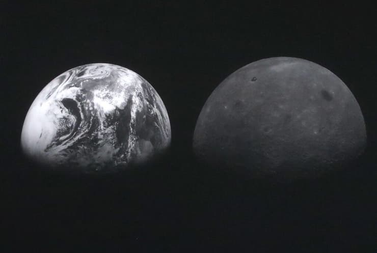 הירח (מימין) וכדור הארץ בשתי תמונות שצילמה החללית