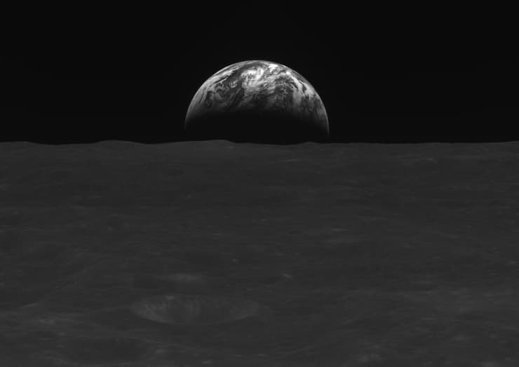 כדור הארץ ופני הירח