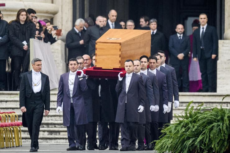 ותיקן הלוויה אפיפיור לשעבר בנדיקטוס ה-16 הבאת הארון