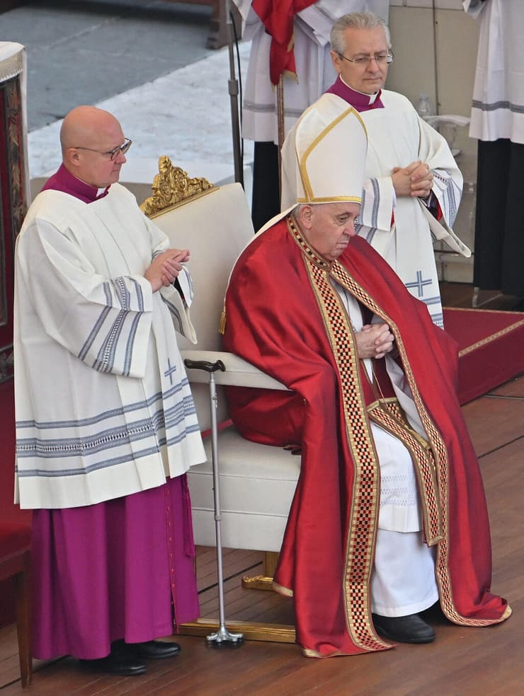 האפיפיור אפיפיור פרנסיסקוס מתפלל על ארונו של קודמו בנדיקטוס ה-16 הלוויה ותיקן