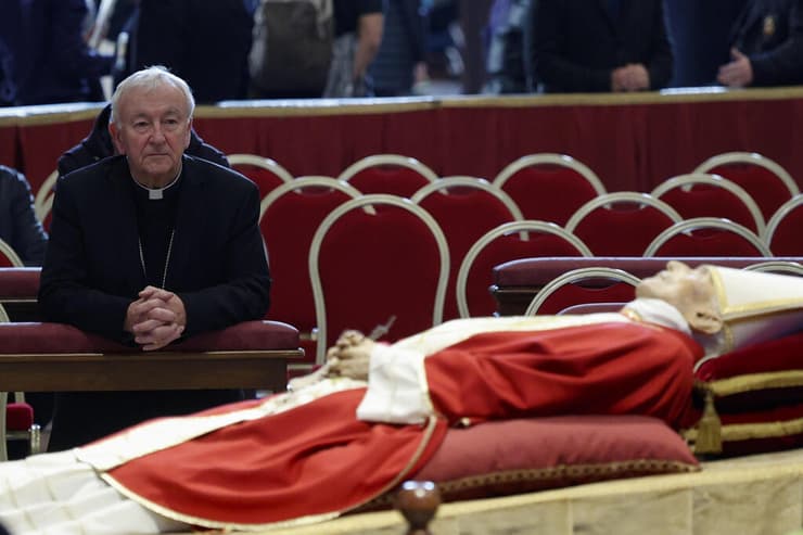 גופת ה אפיפיור לשעבר בנדיקטוס ה-16 מונחת ב ותיקן לקראת הלווייתו
