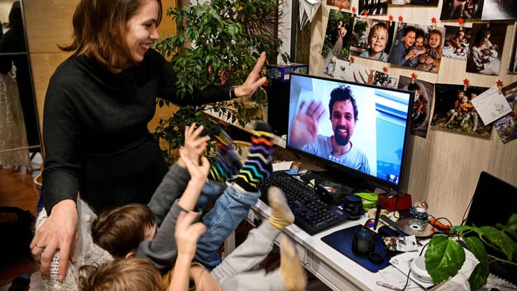 רוסיה אימהות לבד עם הילדים אחרי שהאבות ברחו מ הגיוס למלחמה באוקראינה יקטרינה פילימונובה וילדיה מדברים עם האב ירוסלב לאונוב שנמצא בבלגרד