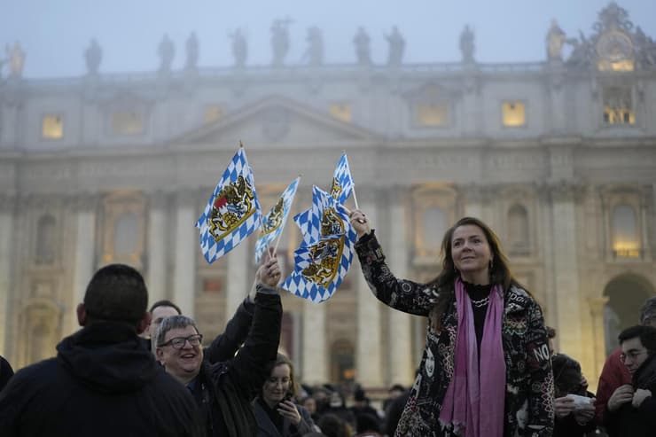 ותיקן רומא אנשים מתכנסים ל הלוויית האפיפיור לשעבר בנדיקטוס ה-16 מנופפים בדגלי בוואריה