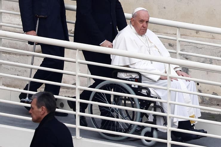 האפיפיור אפיפיור פרנסיסקוס מגיע ל הלוויית קודמו בנדיקטוס ה-16 ותיקן