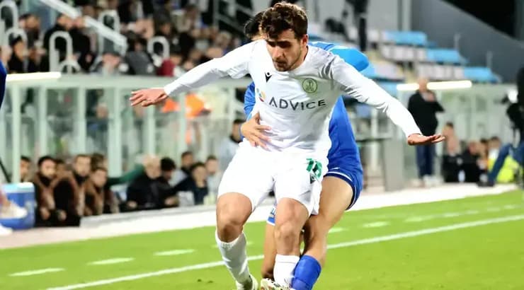 אוהד חזוט עם הכדור