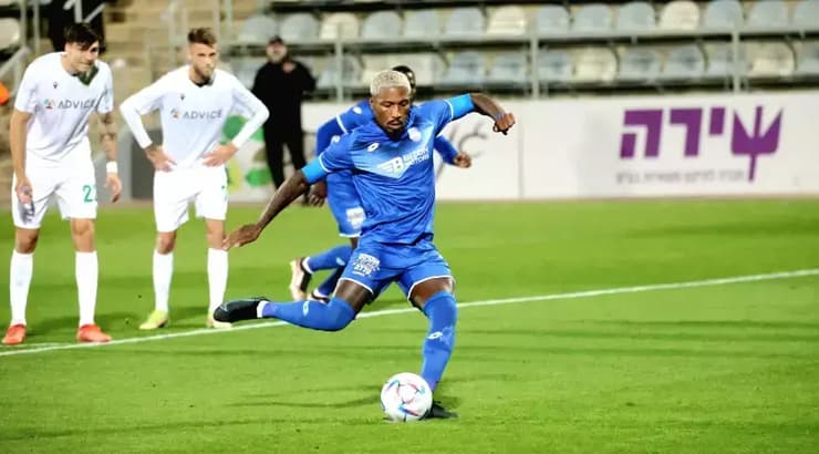 רומאן הבראן בועט מהנקודה הלבנה