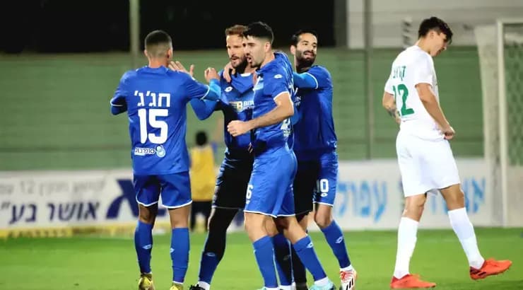 שחר הירש חוגג עם שחקני עפולה