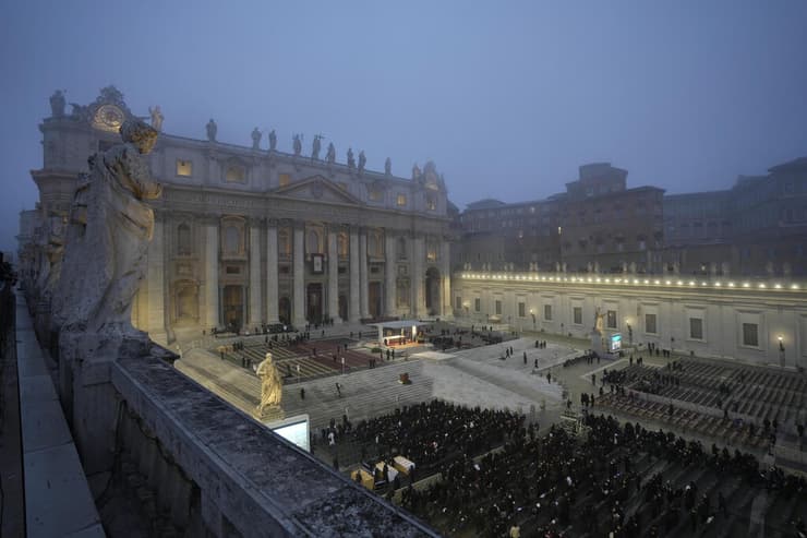 ותיקן רומא אנשים מתכנסים ל הלוויית האפיפיור לשעבר בנדיקטוס ה-16