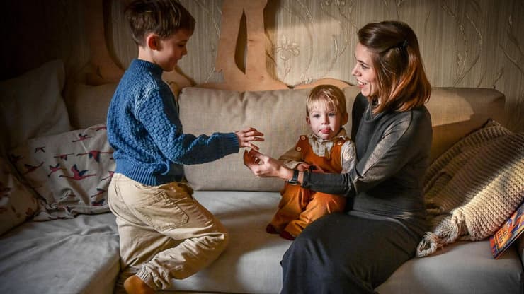 רוסיה אימהות לבד עם הילדים אחרי שהאבות ברחו מ הגיוס למלחמה באוקראינה יקטרינה פילימונובה וילדיה
