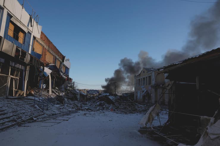 אוקראינה עשן מיתמר ברחובות בחמוט אחרי הפצצה רוסית במהלך הפסקת האש החד צדדית שעליה הכריזה רוסיה