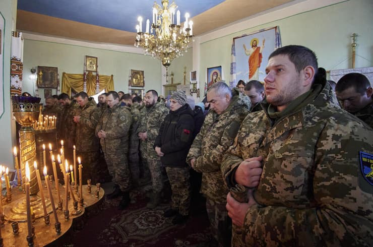 אוקראינה חיילים אוקראינים מציינים את חג המולד האורתודוקסי בעיירה קופיאנסק