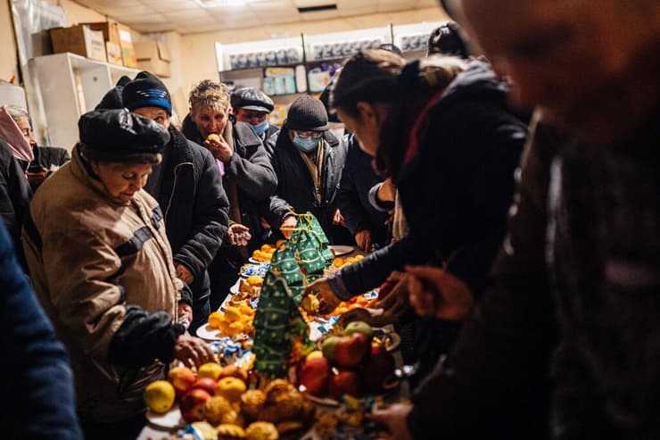 אוקראינה בחמוט תושבים מקבלים אוכל מ מתנדבים בשולחן ל חג המולד האורתודוקסי במהלך הפסקת האש החד צדדית שעליה הכריזה רוסיה