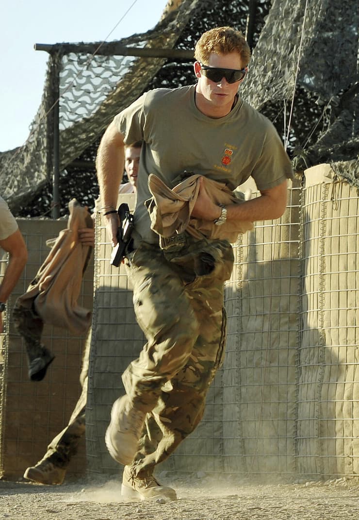 בריטניה הנסיך הארי בימי שירותו ב אפגניסטן שנת 2012