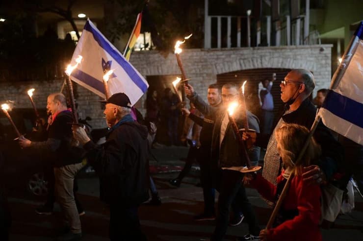  צעדת הלפידים נגד הממשלה העבריינית מול מצודת זאב