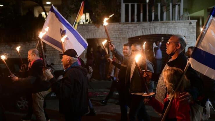  צעדת הלפידים נגד הממשלה העבריינית מול מצודת זאב