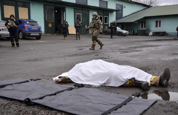 אוקראינה חרסון גופת איש הצלה שנהרג ב 6 ינואר ב חרסון ב הפגזה רוסית