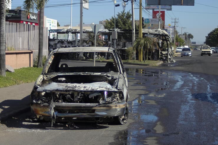רכב מפוחם ברחובות קוליאקאן, מקסיקו, אחרי חילופי הירי