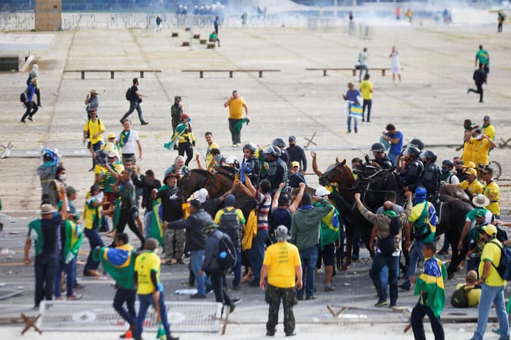 ברזיל כוחות הביטחון מתעמתים עם תומכי ז'איר בולסונרו שפרצו ל מוסדות השלטון ב ברזיליה